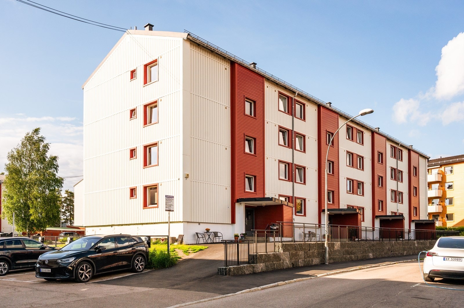 Området er pent opparbeidet med sittebenker og flere lekeplasser fordelt rundt i borettslaget, noe som bidrar til et trygt og trivelig bomiljø. Galleribilde