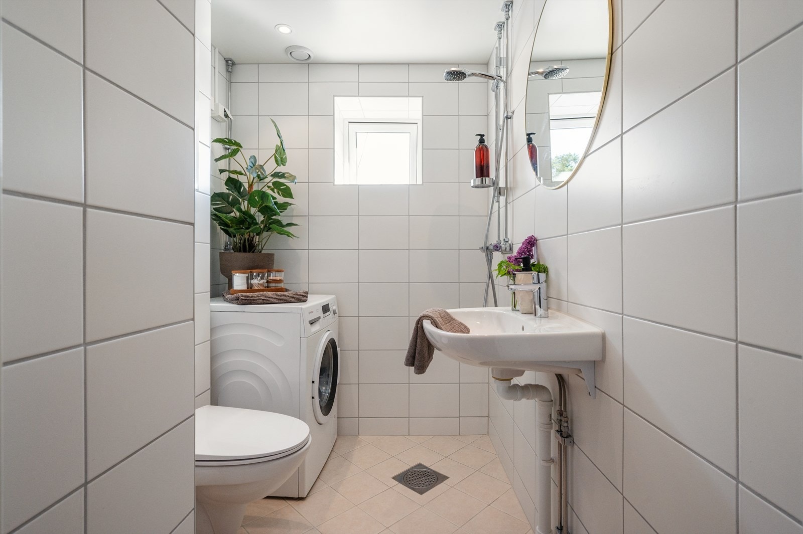 Delikat flislagt baderom pusset opp i regi av borettslaget (2019). Behagelig gulvvarme og downlights i tak. Vaskemaskin medfølger salget. Galleribilde