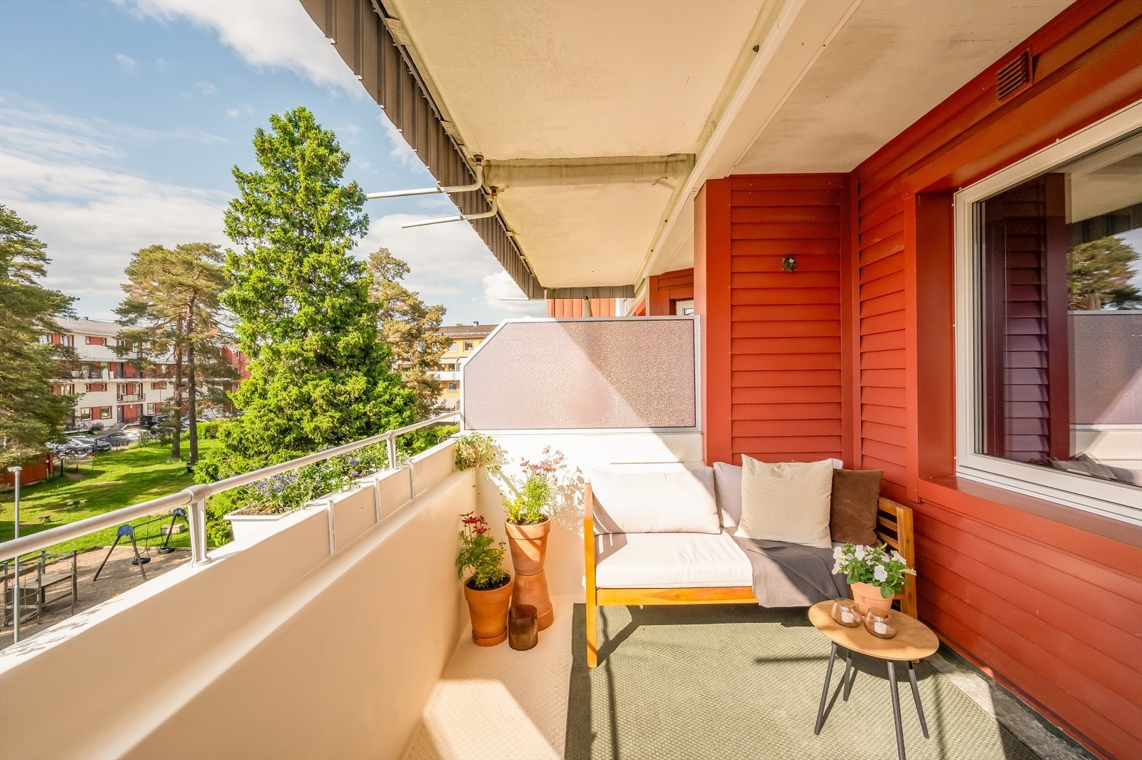 Utgang fra stuen til en solrik balkong med sol ettermiddag og kveld. Galleribilde