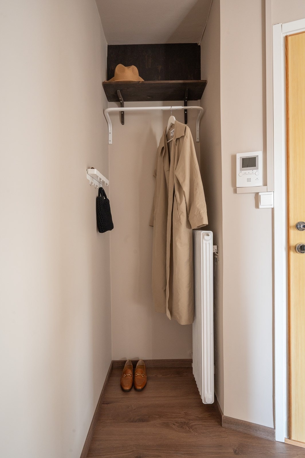 Entré med plass til å henge av seg ytterklær og sette fra seg skoene. Oppvarming via radiatorer, samt varmtvann, er inkludert i felleskostnadene. Galleribilde