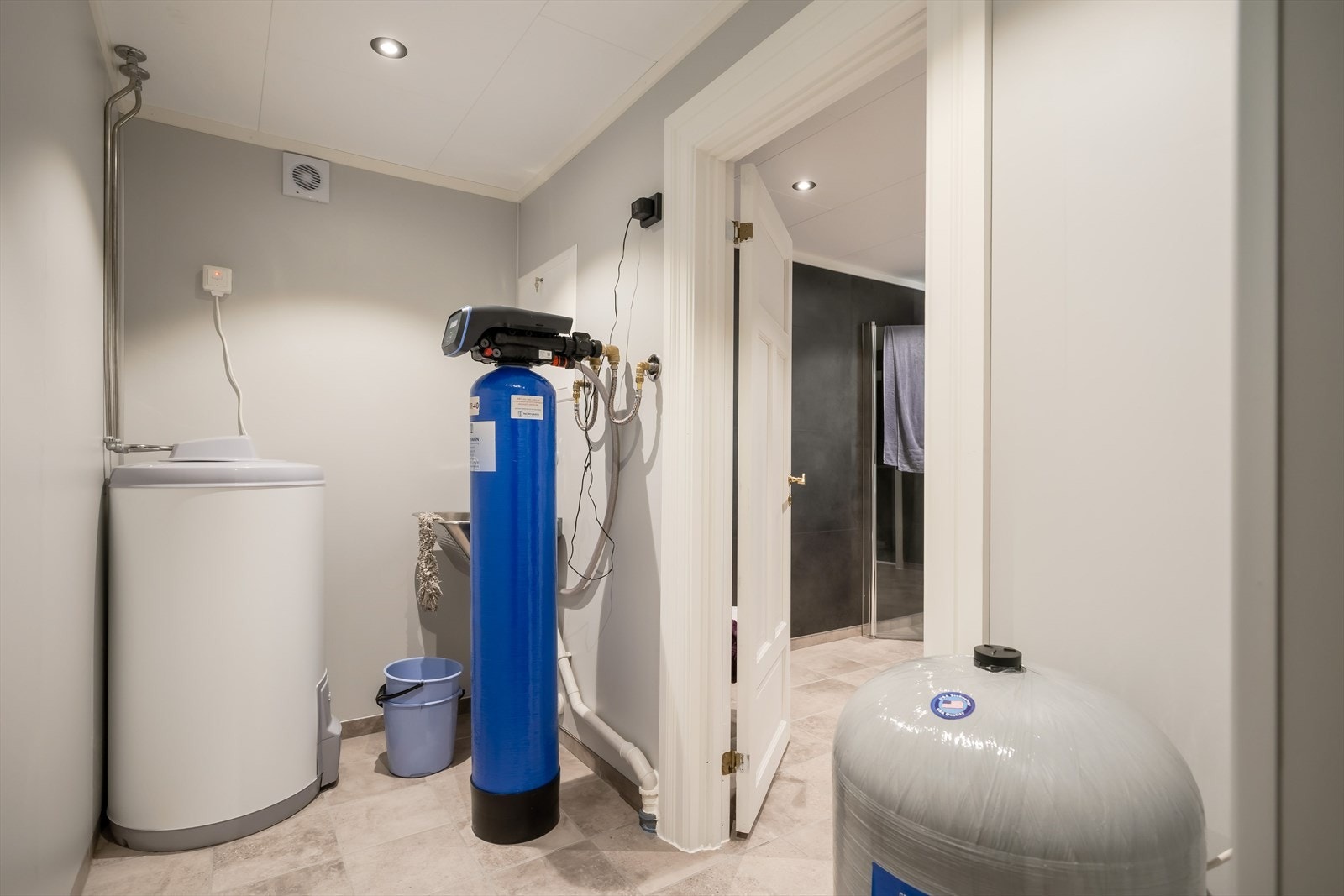 Fra badet er det adkomst til et separat vaskerom med plass til både oppbevaring og tekniske installasjoner. Galleribilde