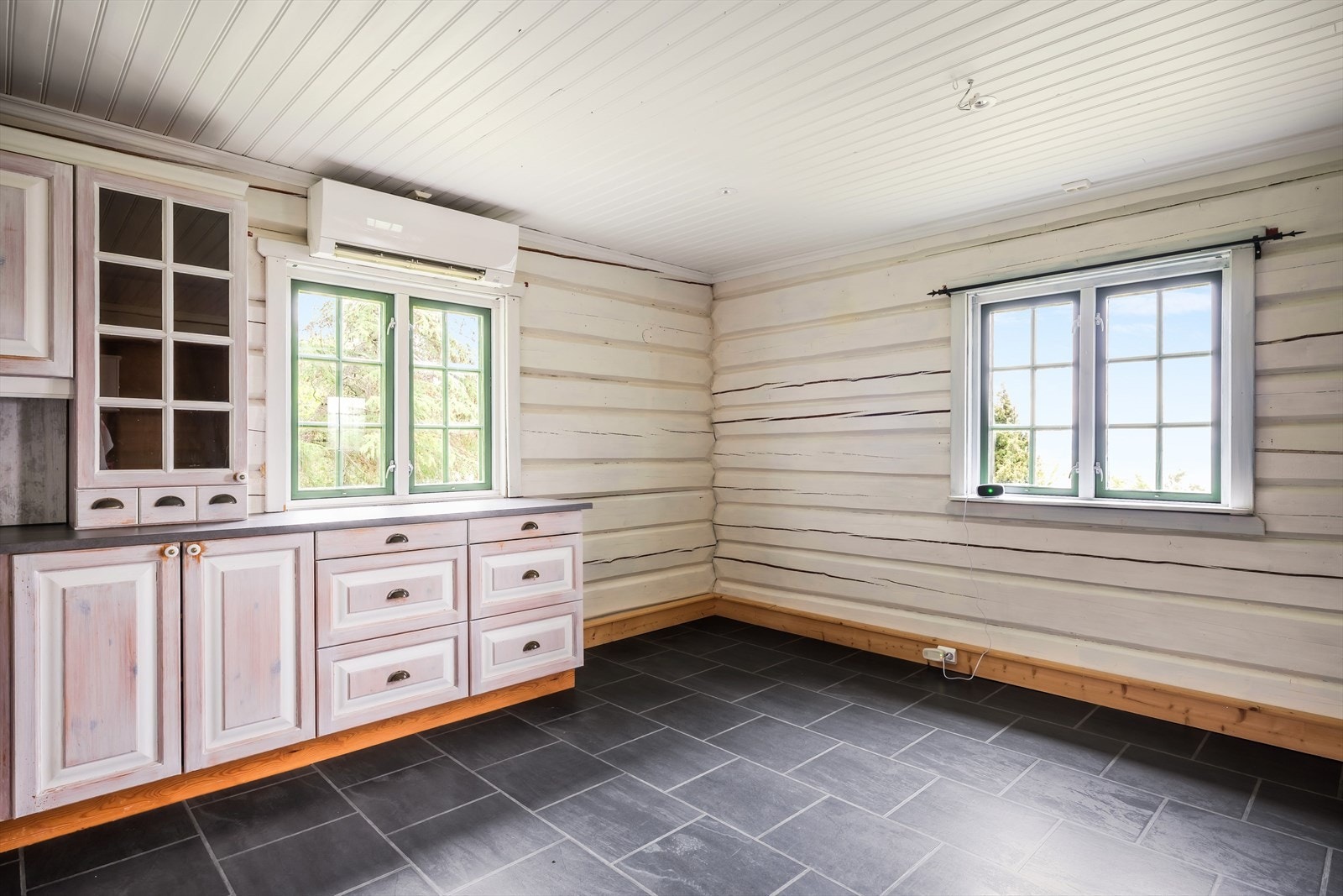 Varmepumpen bidrar til en behagelig innetemperatur. Videre er det oppvarming med elektrisitet, gulvvarme og vedovn. Galleribilde