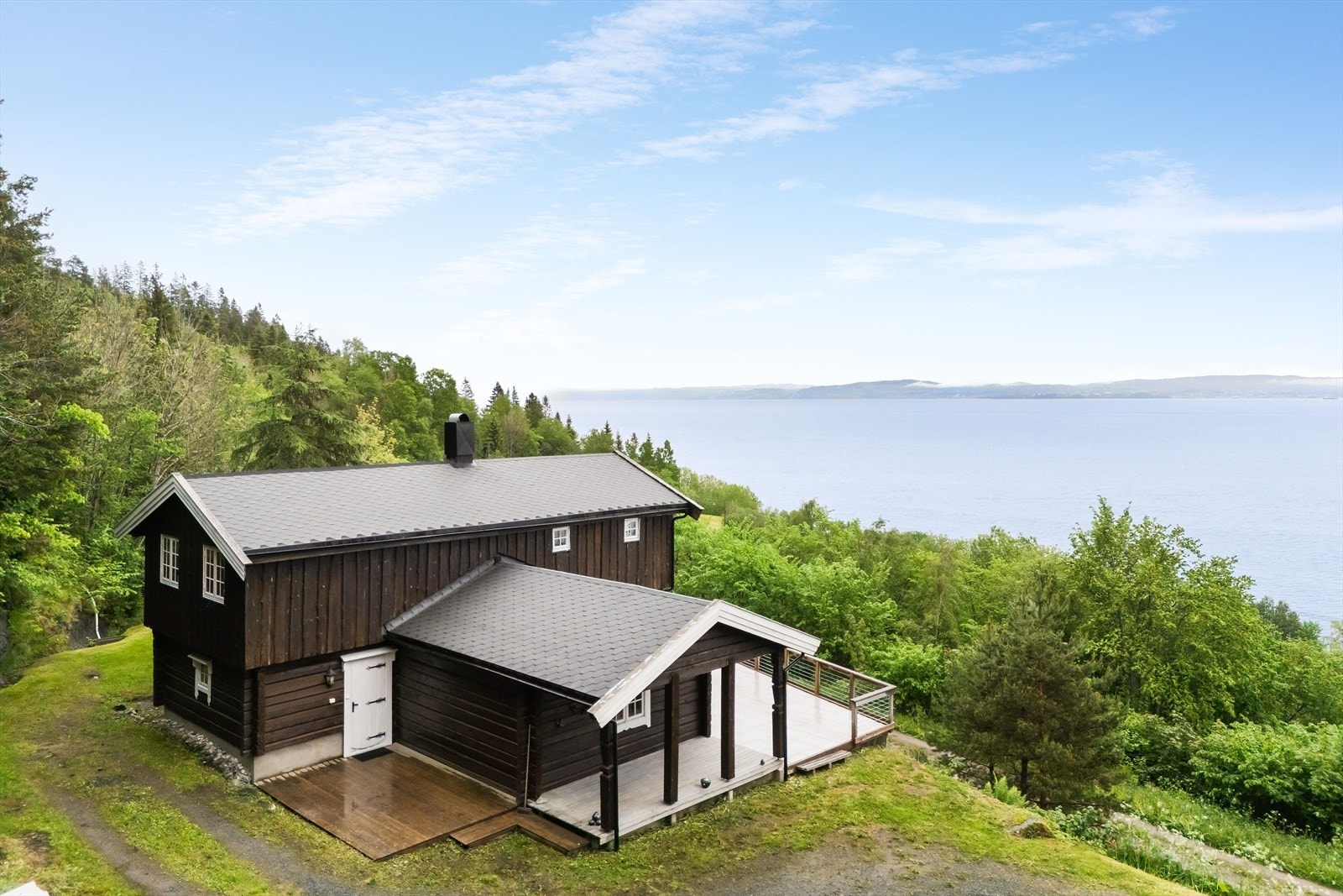 Aktiv Eiendomsmegling v/ Thomas Lerstadgrind har gleden av å presentere Drakestranda 287! Foto: Vidar Alvik v/ Grattis foto. Galleribilde