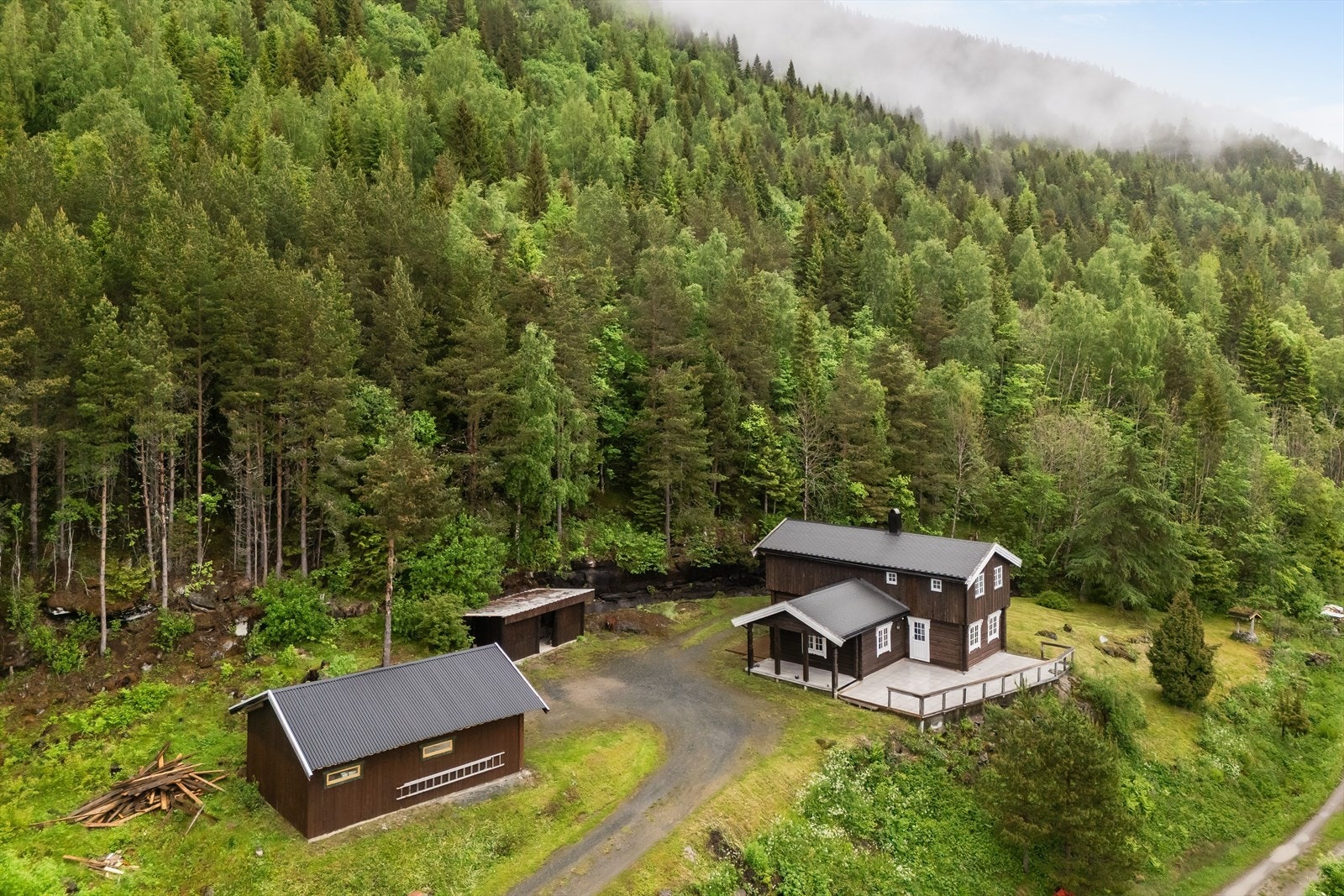 Eiendommen ligger usjenert til i vakre omgivelser, med gode kvaliteter både ute og inne. Galleribilde