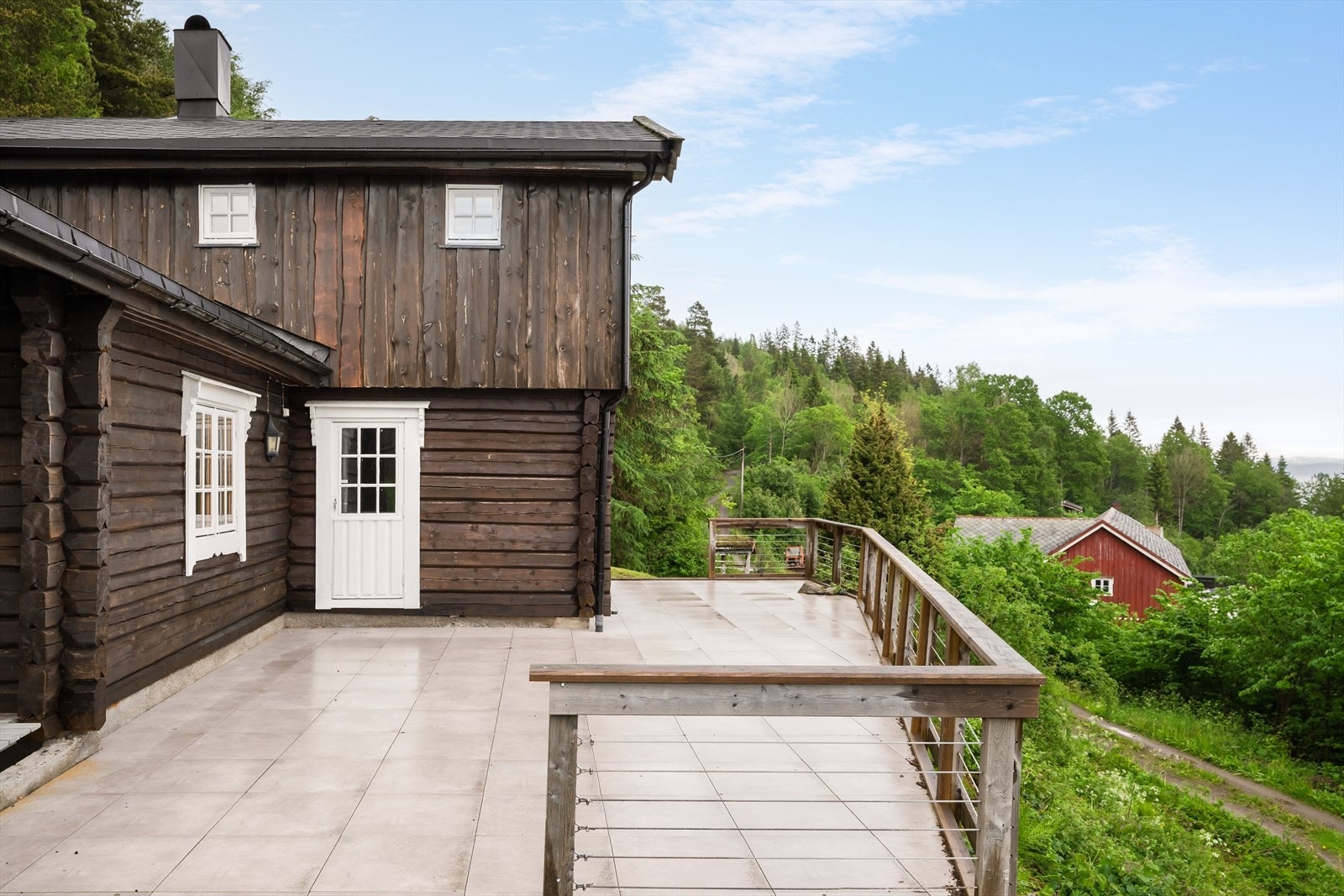 Stor flislagt terrasse som enkelt kan møbleres etter egne preferanser. Galleribilde