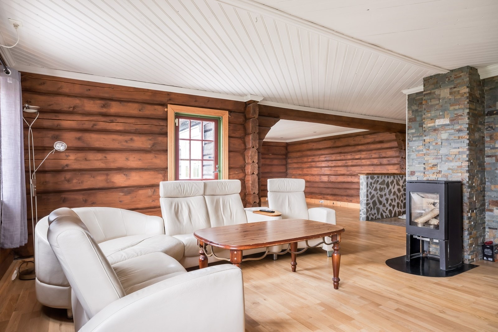 Den romslige stuen på 25 m² legger til rette for både avslapning og hyggelige sammenkomster. Galleribilde