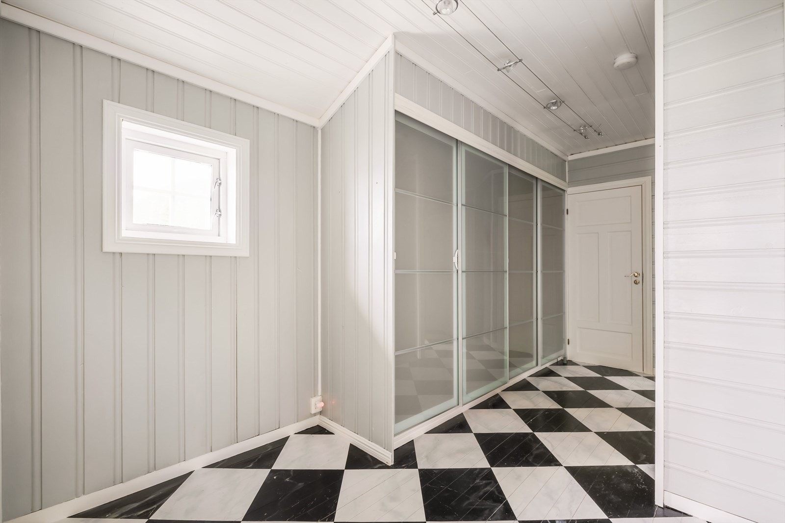 Gangen oppe har en praktisk skyvedørsgarderobe som gir god plass til oppbevaring. Galleribilde
