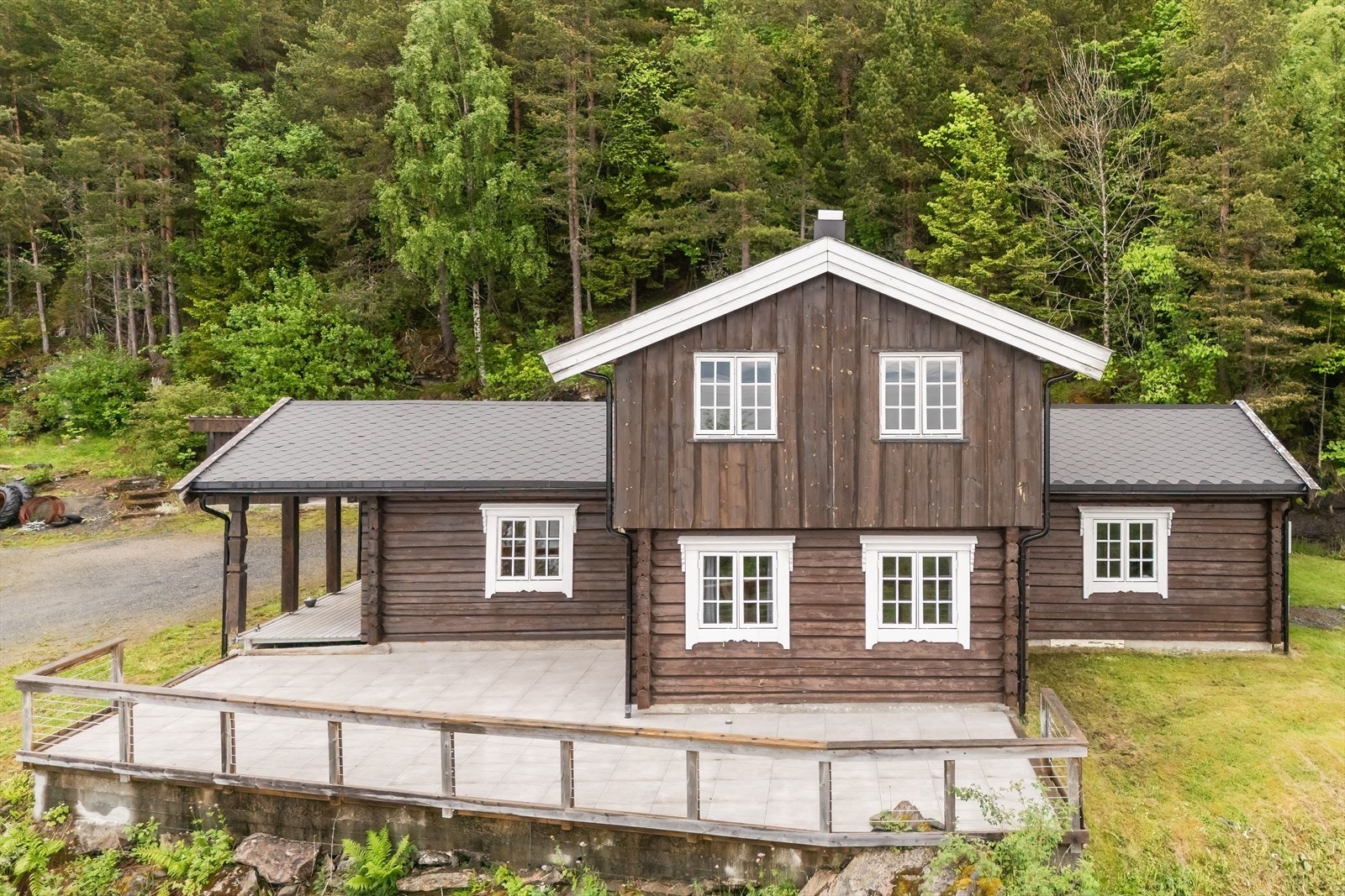 Boligen fremstår med et klassisk uttrykk og konstruksjon basert på solide, tradisjonelle byggemetoder. Galleribilde