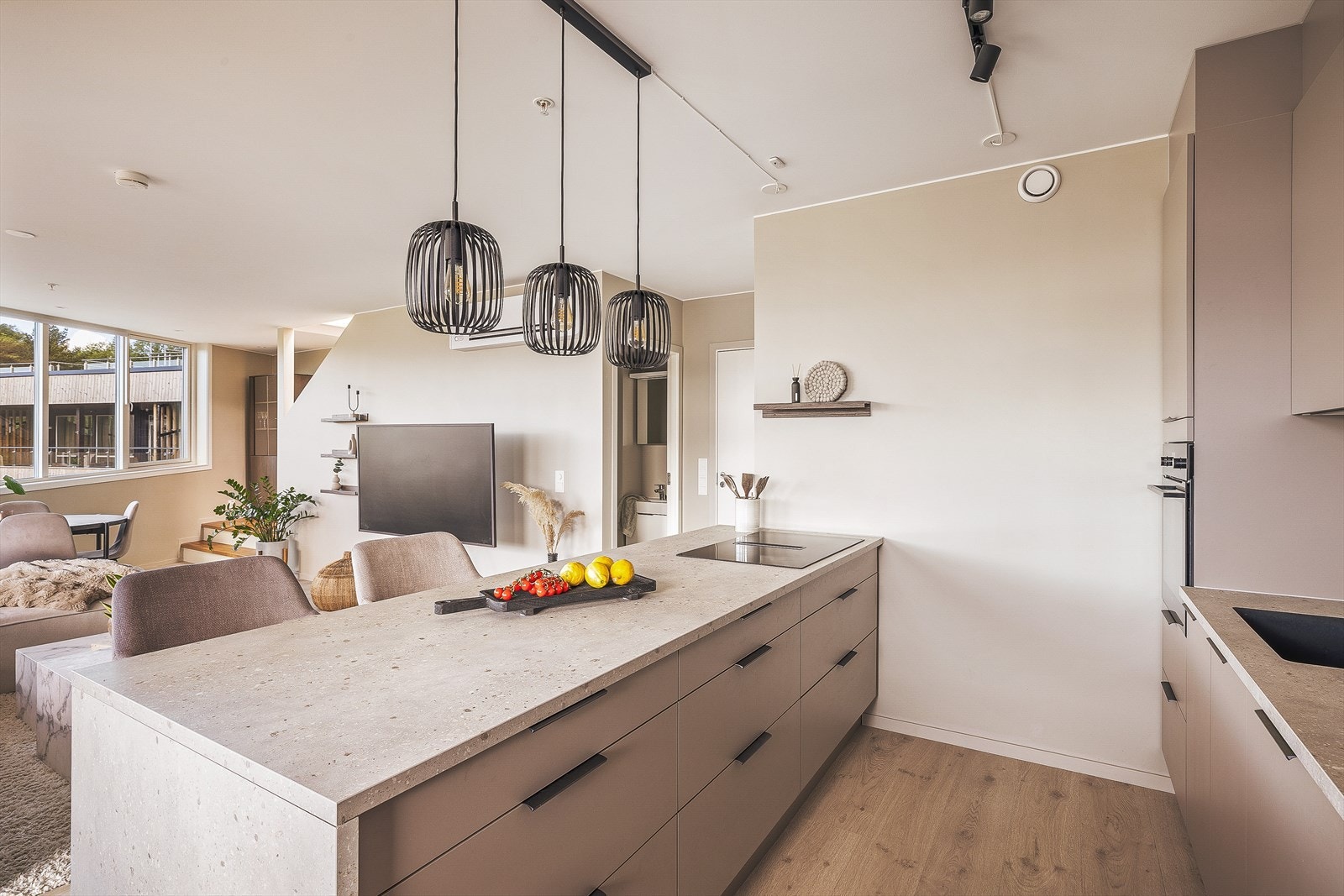 Moderne HTH kjøkkeninnredning med glatte fronter og benkeplate av laminat | Galleribilde
