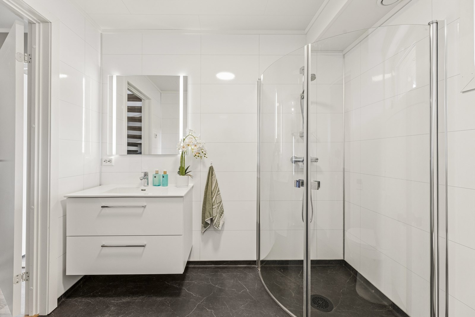 Badet i første etasje har våtromsplater på veggene og gulvbelegg med varmekabler. Galleribilde