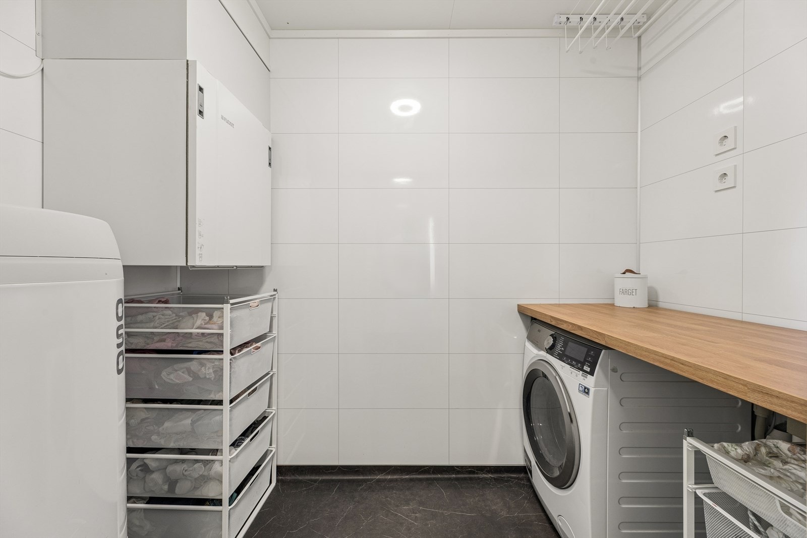 I tilknytning til badet er det et praktisk vaskerom med opplegg for vaskemaskin. Galleribilde