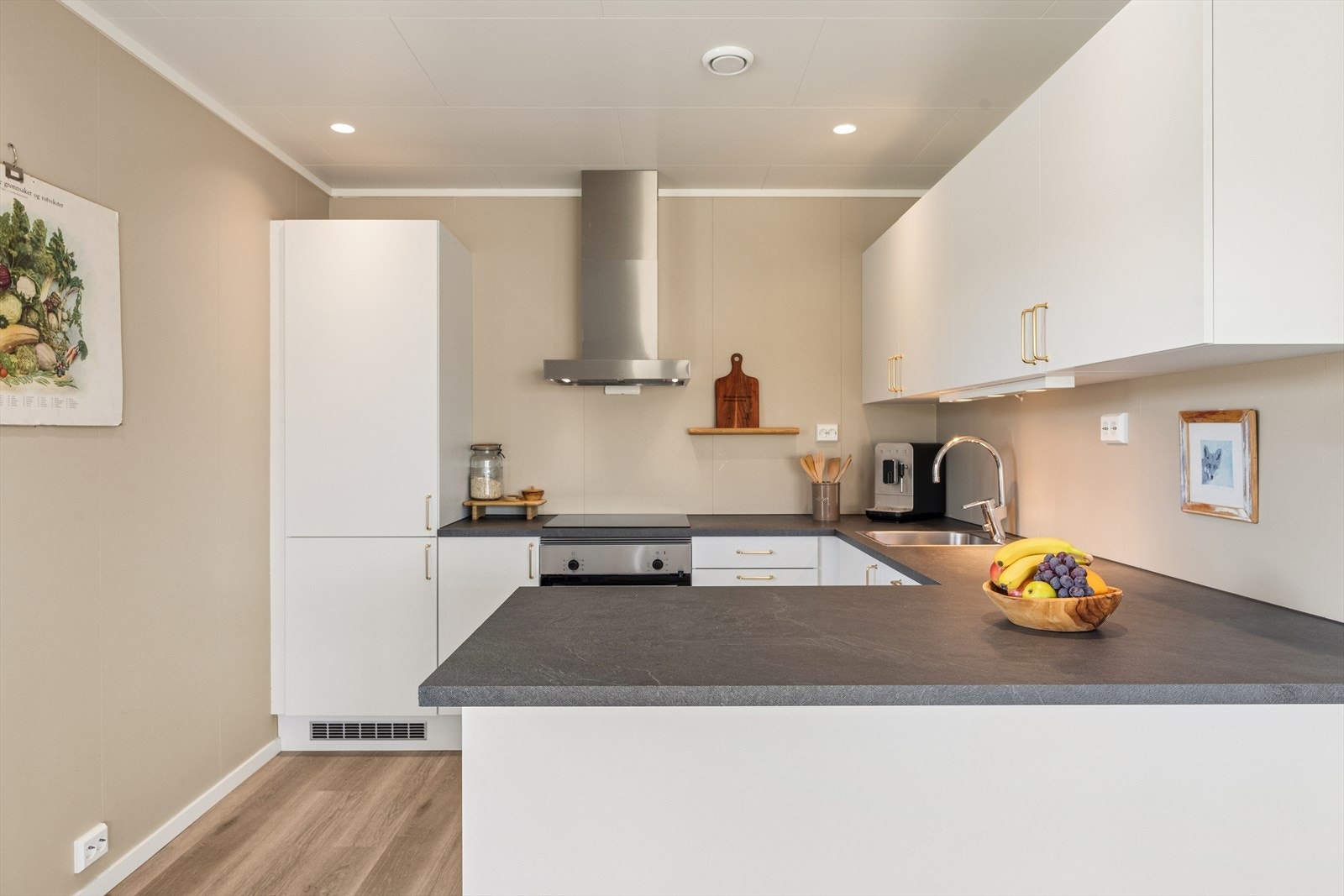 Kjøkkenet fra HTH har glatte fronter og en solid laminat benkeplate. Galleribilde