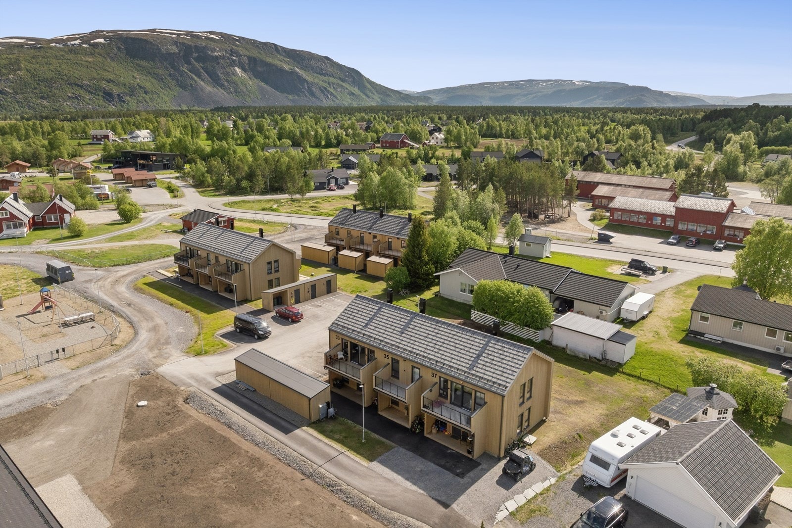 Det er kort vei til fantastiske friluftsområder som byr på et bredt spekter av aktiviteter året rundt, som sykling, jakt, bærplukking, båtliv, skiturer, scooterkjøring og toppturer. Galleribilde