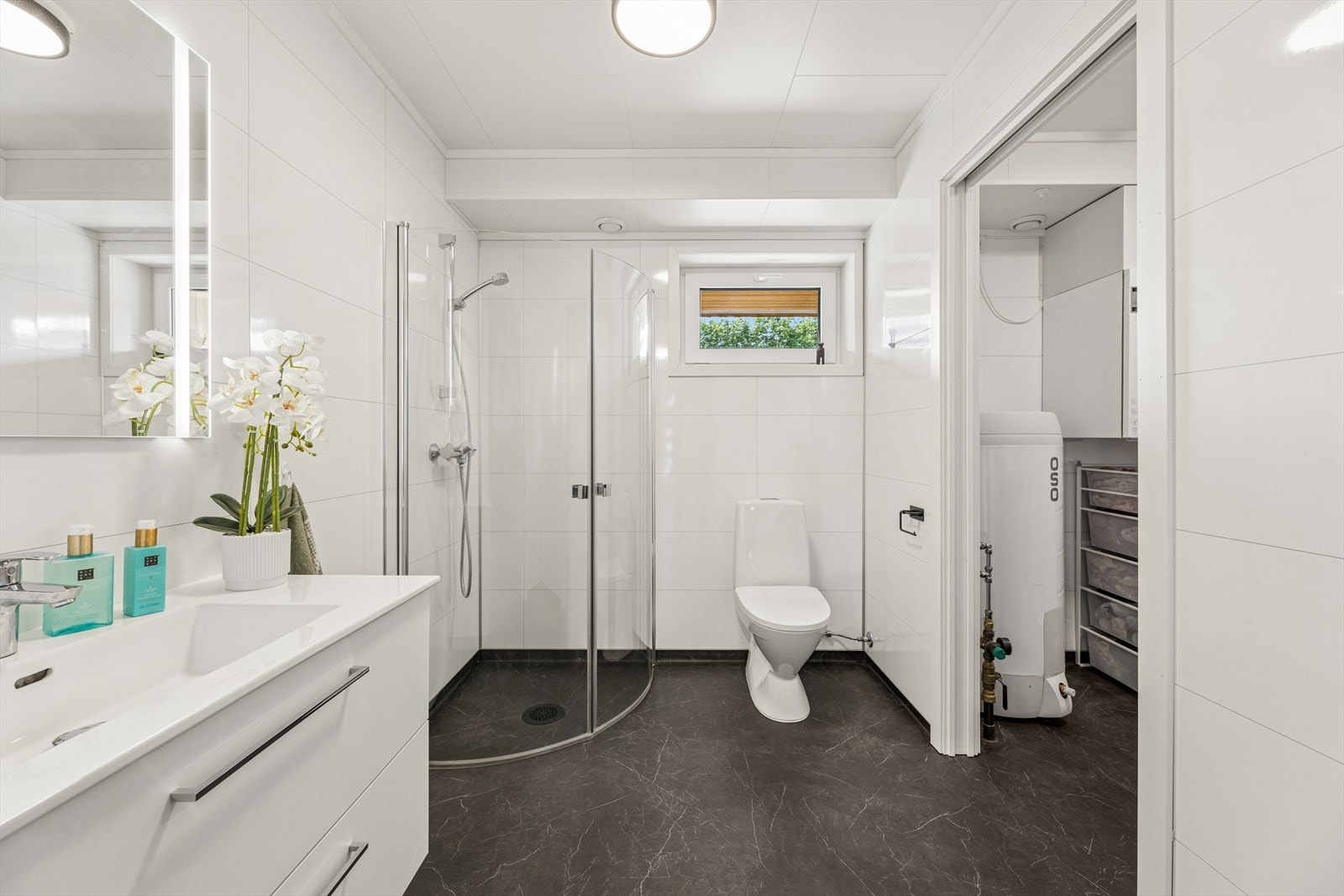 Rommet er innredet med dusjhjørne, toalett og servantinnredning. Ferdigattest for badet foreligger. Galleribilde