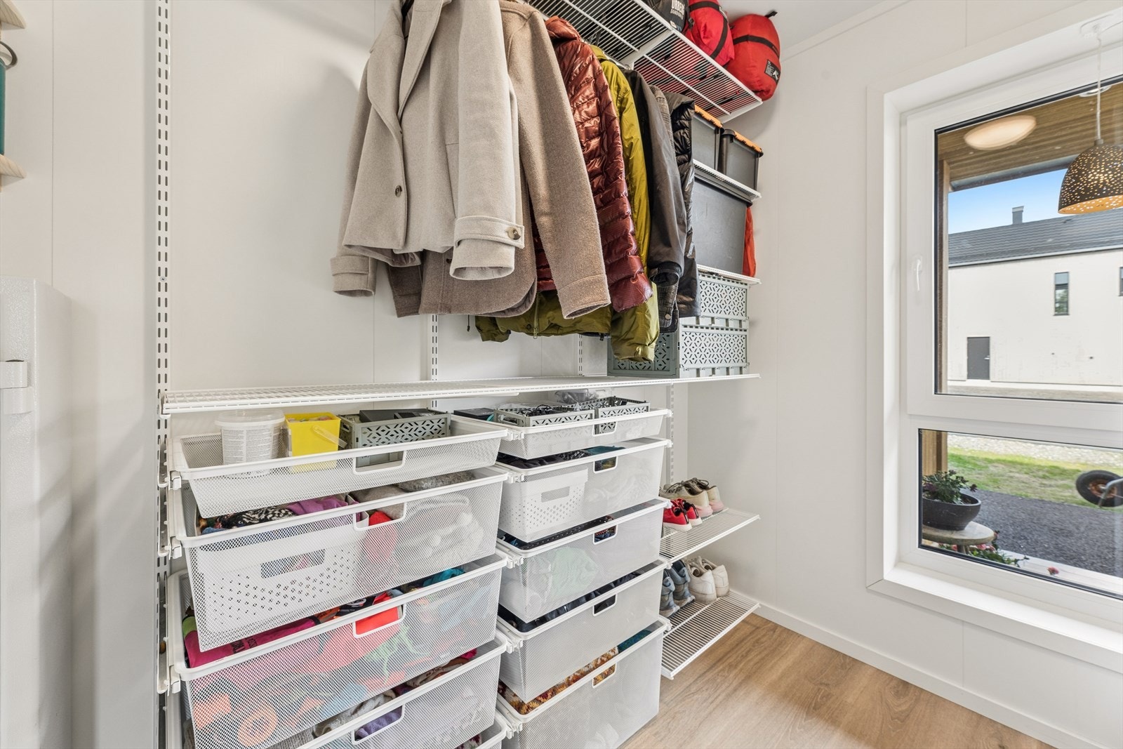 Praktisk innredet rom i første etasje, ideelt som kontor eller garderobe. Elfa-systemet medfølger. Galleribilde