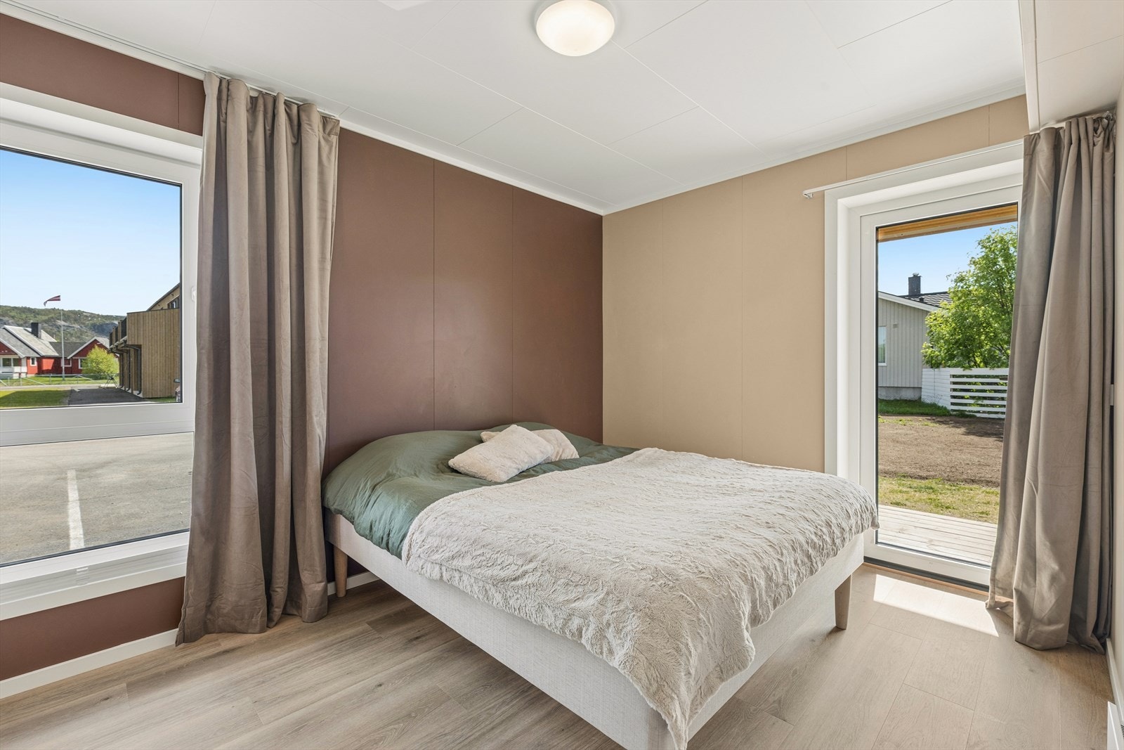 Ett av soverommene i første etasje har egen utgang til en platting på 7 m². Galleribilde