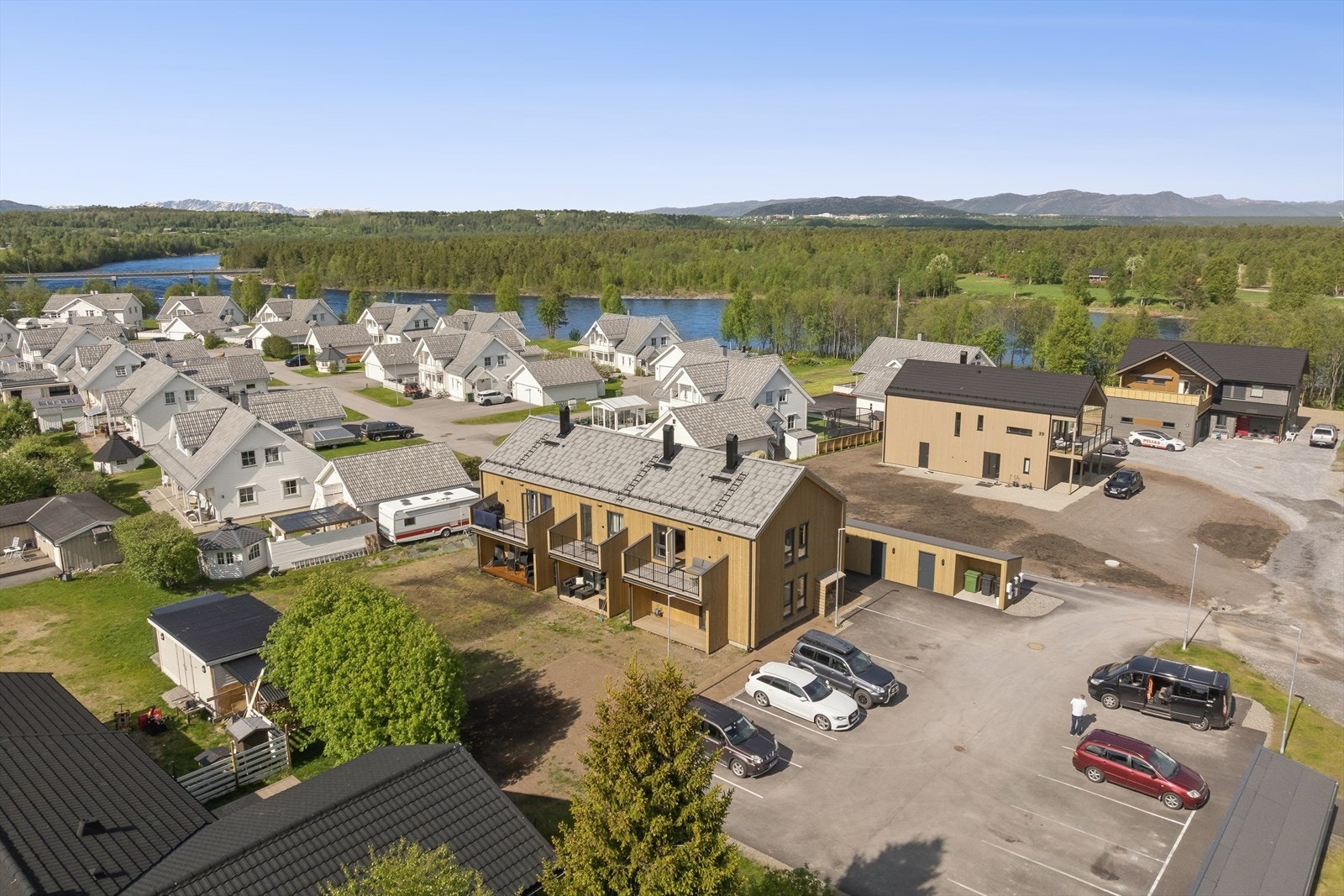 Boligen ligger i et veletablert og barnevennlig område med eneboliger, kjent for sitt rolige og trygge nærmiljø, perfekt for både familier og deg som ønsker en fredelig hverdag. Galleribilde