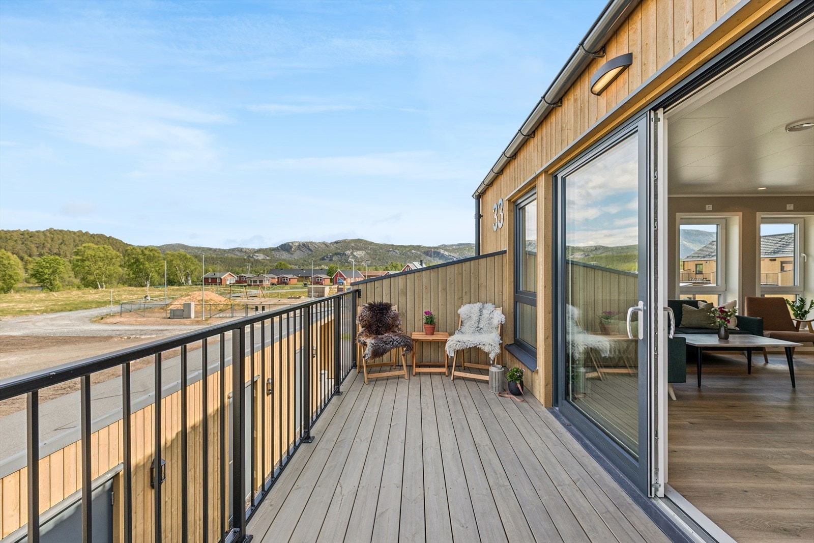 Balkongen har god plass til utemøbler og legger til rette for hyggelige uteopphold. Galleribilde