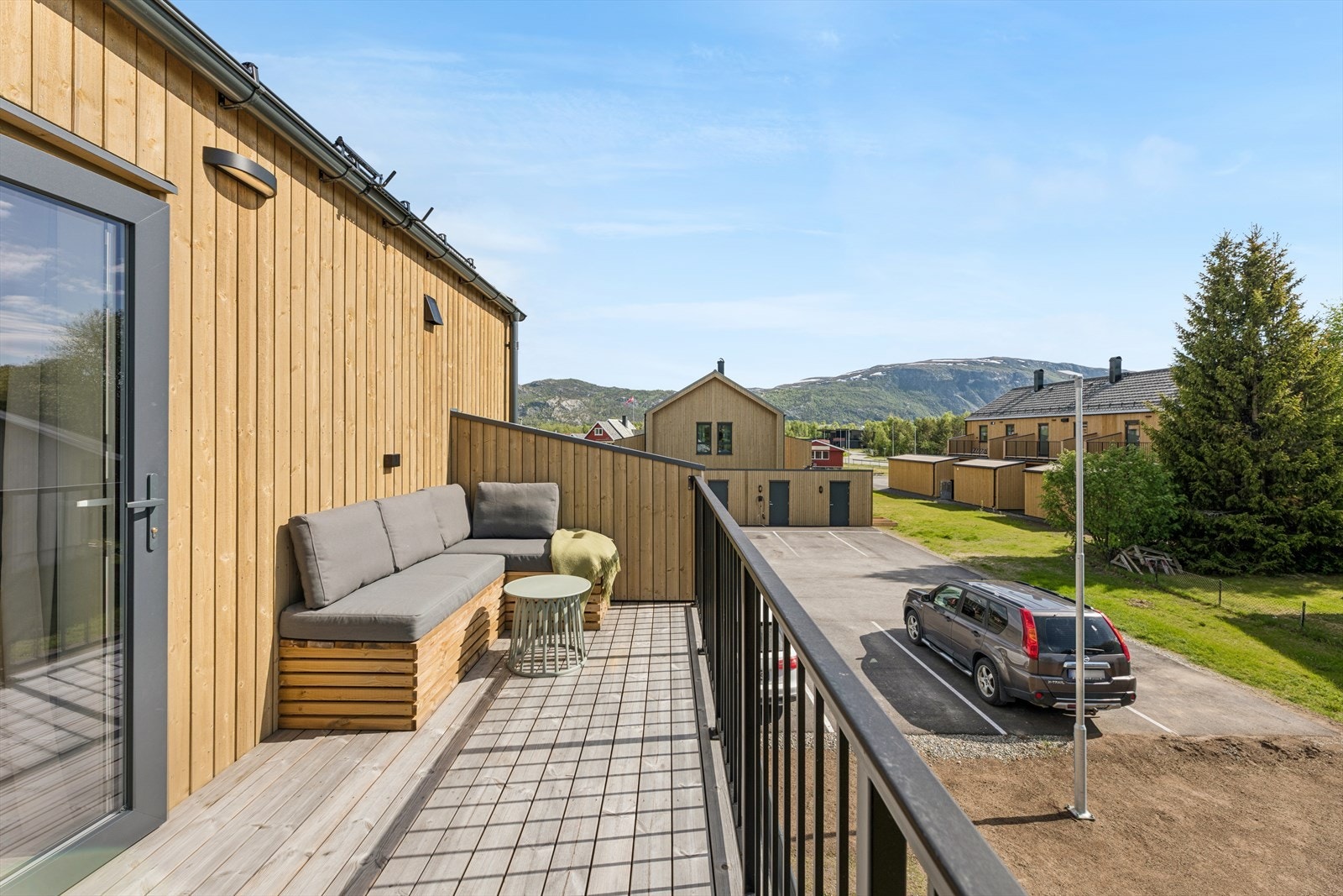 Boligen har attraktive uteplasser på begge plan, med direkte utgang fra soverom i første etasje og fra stuen i andre etasje. I andre etasje finnes to balkonger på ca. 9 m² hver, hvorav den ene byr på god plass til en komfortabel sittegruppe. Galleribilde
