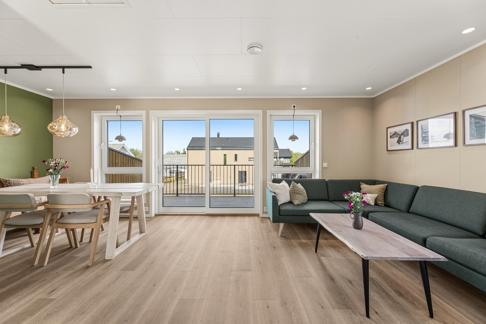 Her er det god plass til både en komfortabel sofagruppe og et romslig spisebord. Galleribilde