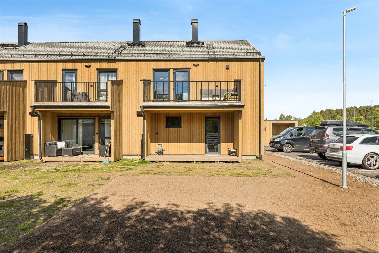Boligen ligger i et rolig og barnevennlig, etablert område i naturskjønne omgivelser nær Altaelva, med gode muligheter for friluftsaktiviteter året rundt. Galleribilde