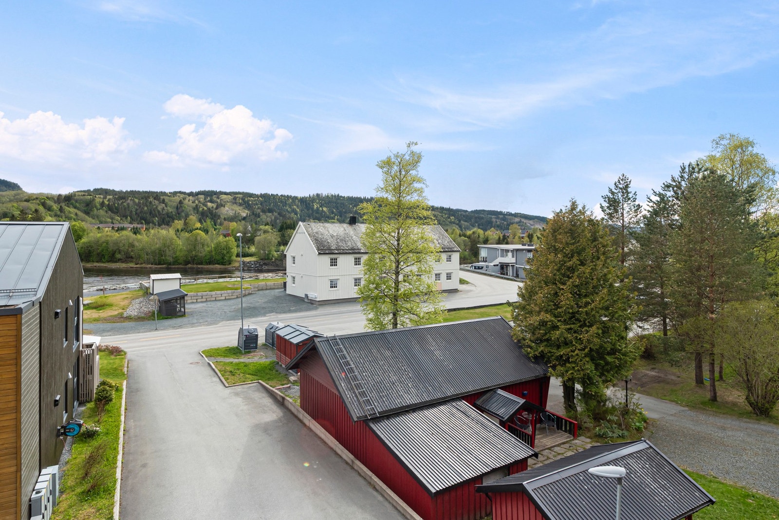 Leiligheten har en tilbaketrukket og skjermet beliggenhet. Galleribilde