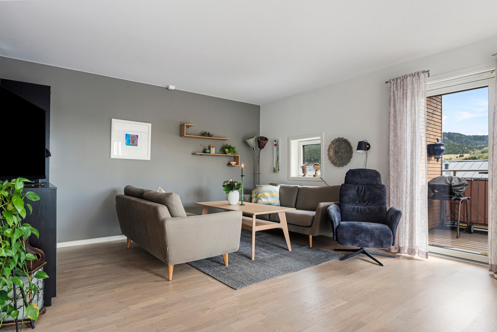 Store vinduer gir godt med naturlig lysinnslipp. Galleribilde