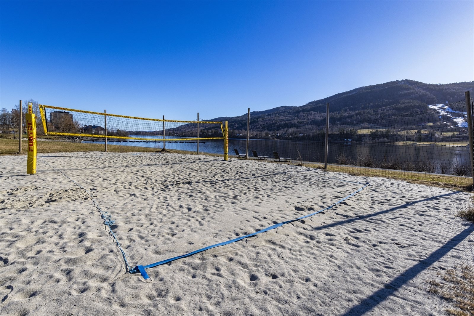 Flere sandvolleyballbaner er tilgjengelige for aktivitet og sosialt samvær ved fjorden. Galleribilde
