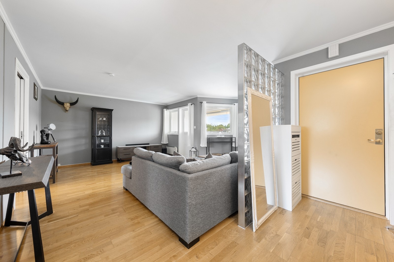 Fra entréen er det en åpen og innbydende passasje inn til stuen. Galleribilde
