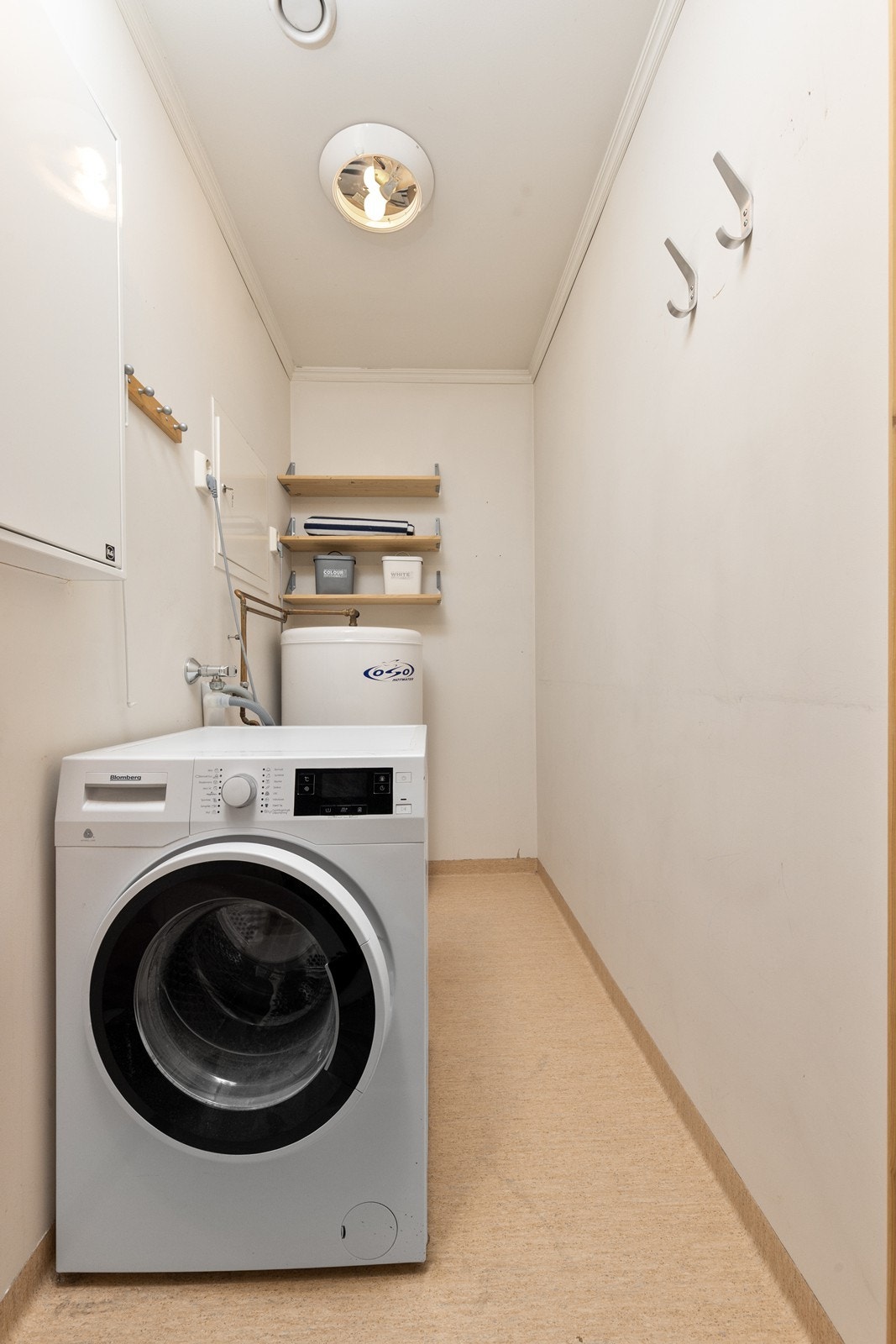 I tillegg har leiligheten en praktisk innvendig bod som også fungerer som vaskerom, med opplegg for vaskemaskin og mekanisk avtrekk. Galleribilde