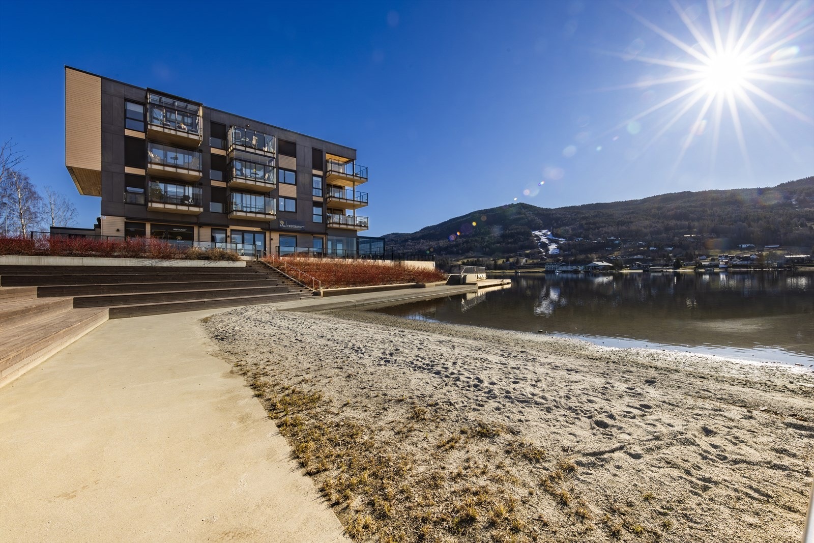 Idylliske Pollen i Vikersund sentrum er et populært område med badestrand og restaurant, kun en spasertur unna. Galleribilde