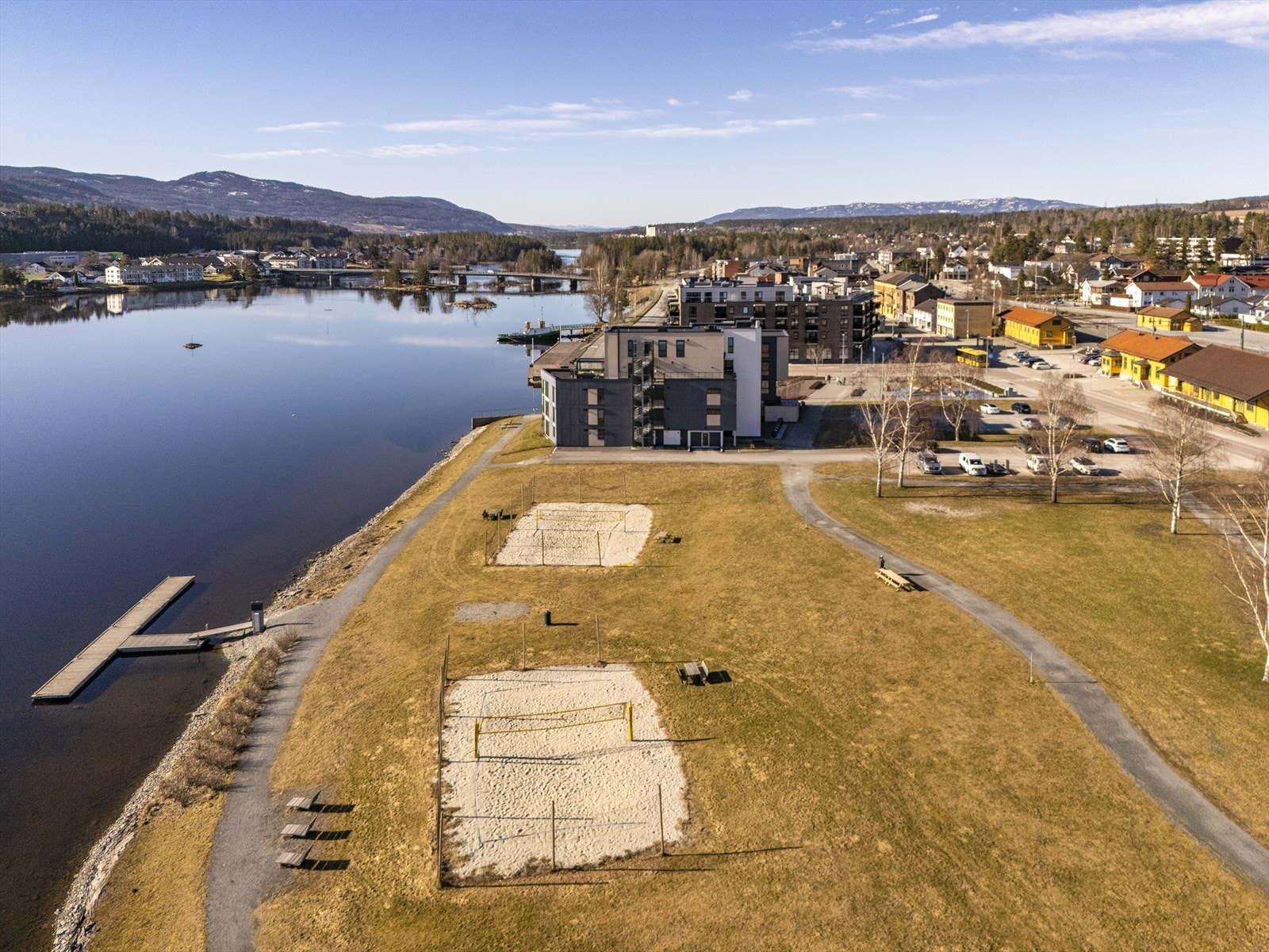 Området rundt Tyrifjorden byr på flotte rekreasjonsmuligheter, inkludert bading og båtliv. Galleribilde