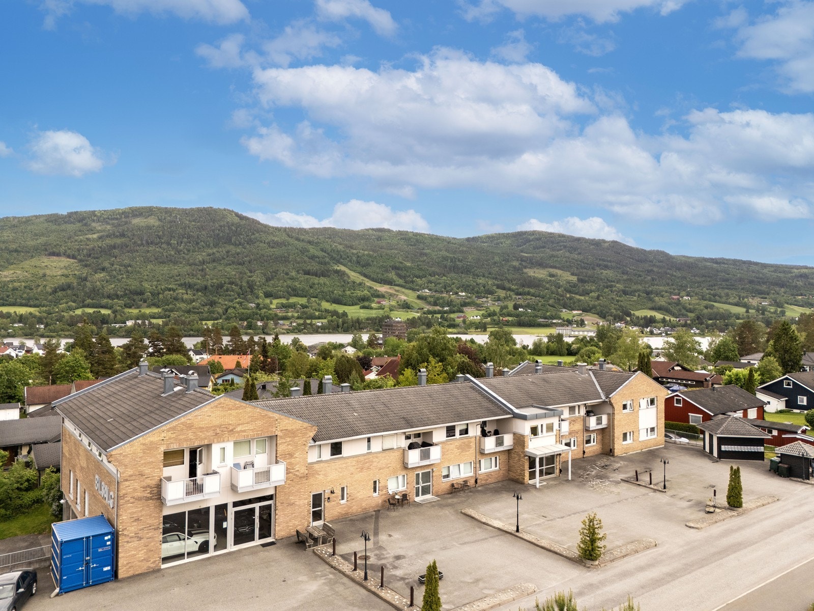 Leiligheten har en sentral beliggenhet på Vikerjordet, med gangavstand til butikker og servicetilbud i Vikersund. Galleribilde