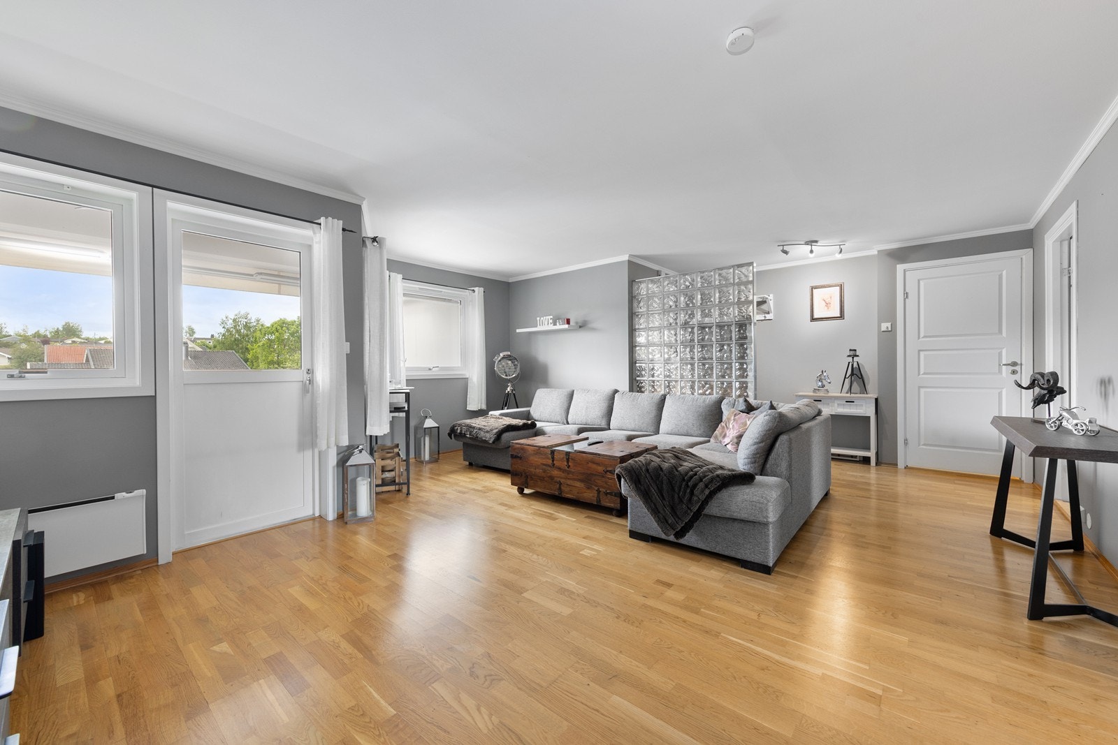 Stuen er av god størrelse med god plass til både sittegruppe og mediamøbler. Galleribilde