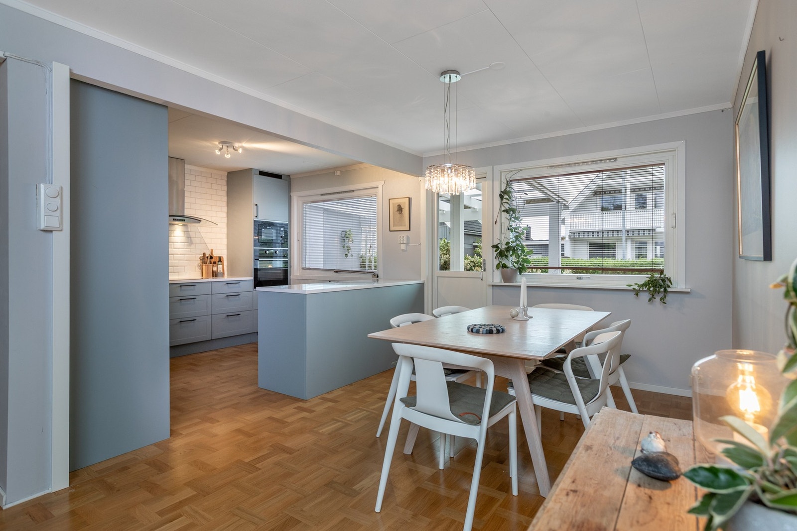 Fra kjøkken/spisestue er det utgang til terrasse Galleribilde