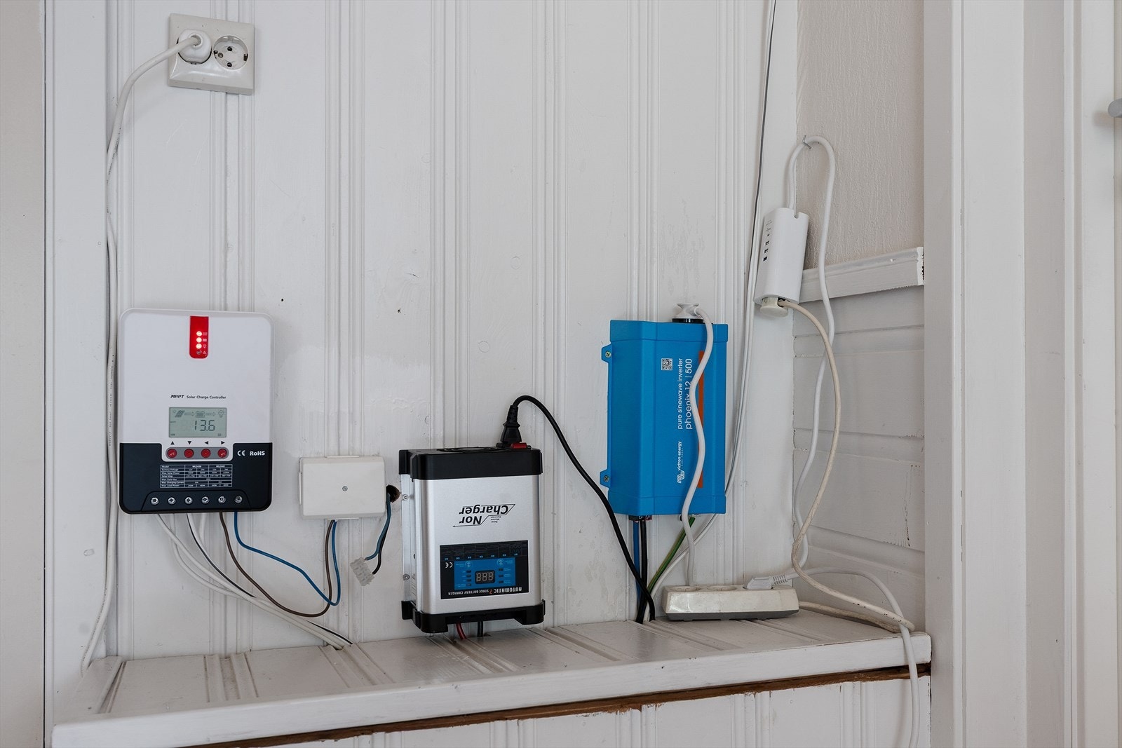 Hyttas strømforsyning styres av et solcelleanlegg med tilhørende batteripakke og inverter. Galleribilde