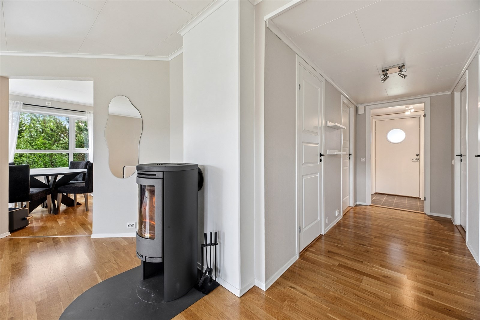 Videre fra stuen er det adkomst til soverommene og bad. Galleribilde