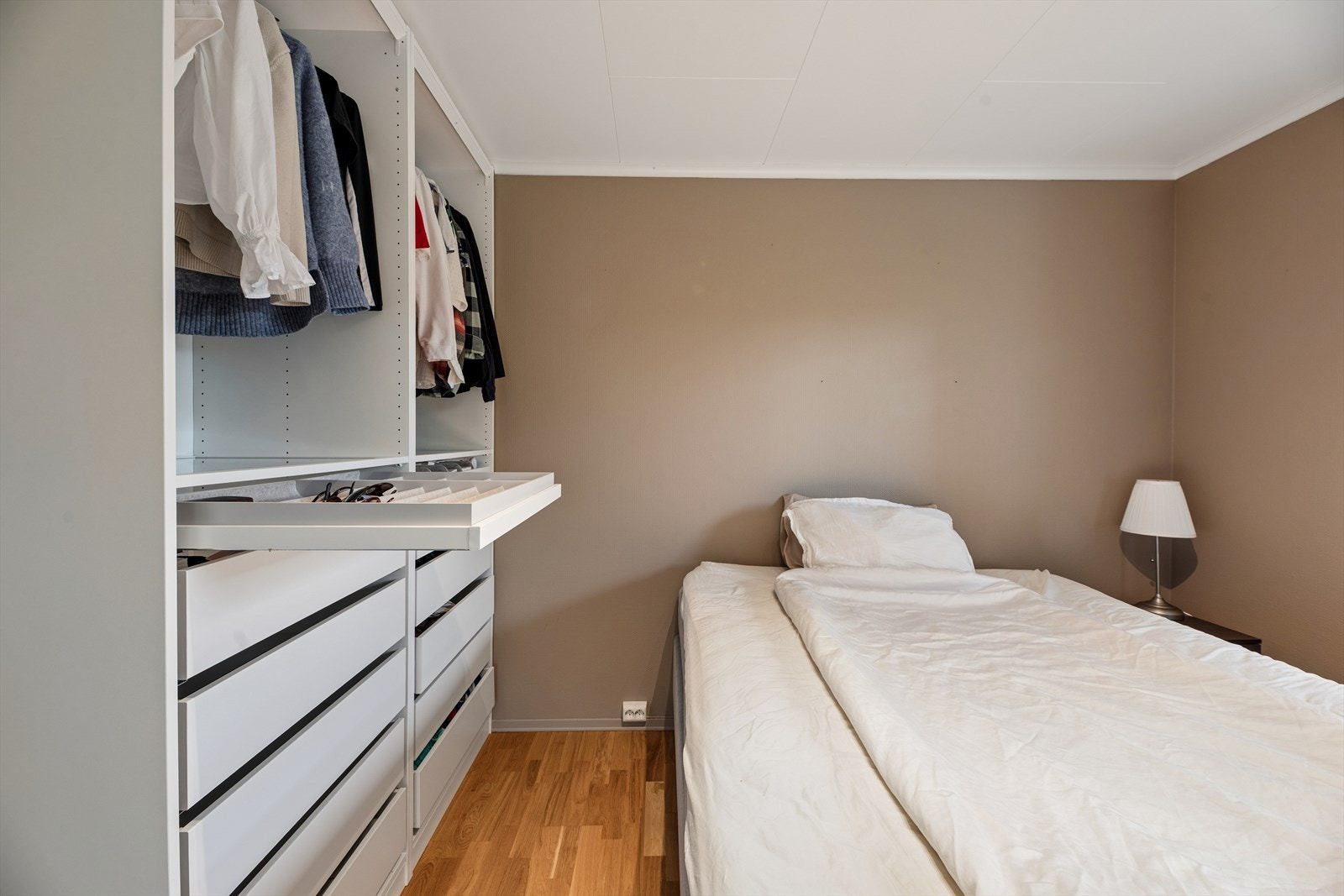 Leiligheten har tre soverom av god størrelse med plass til seng og garderobeløsning. Galleribilde
