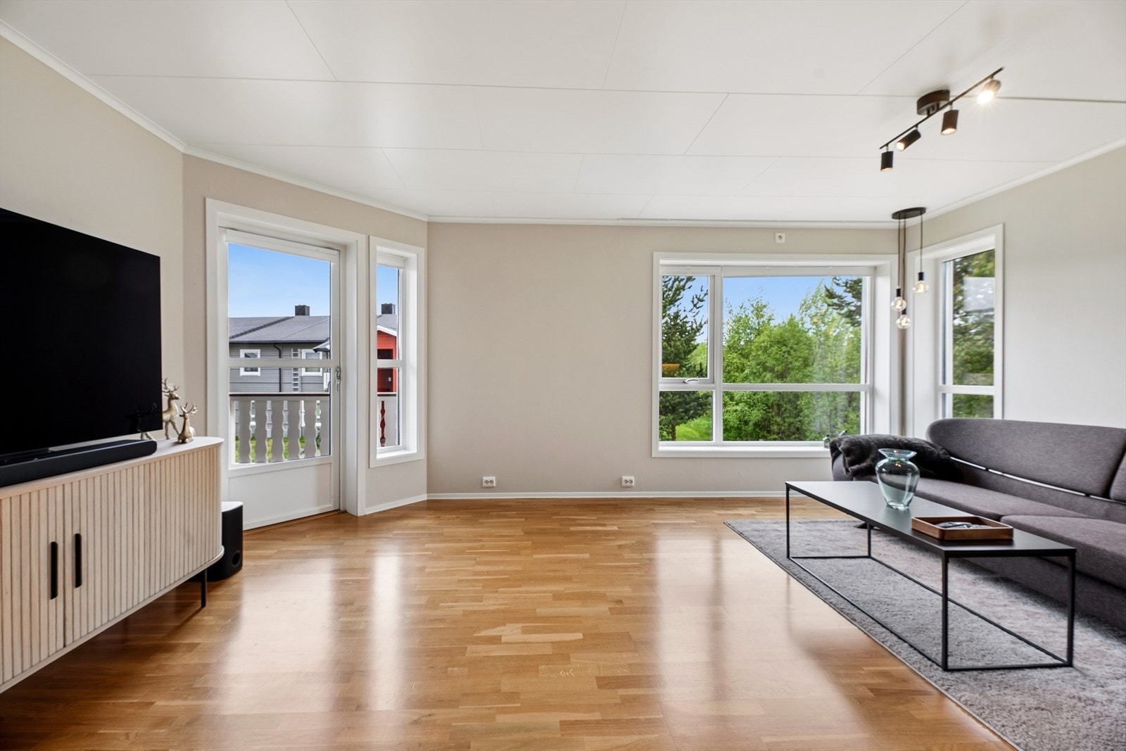 Fra stuen er det utgang til balkongen. Galleribilde