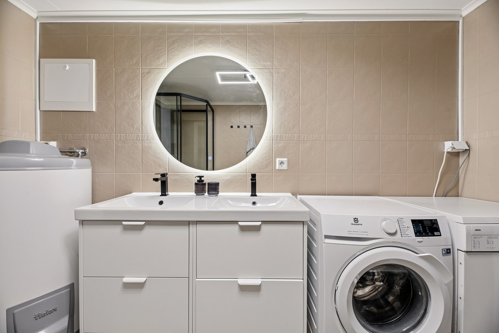Badet er modernisert med blant annet nytt baderomsmøblement og speil. Galleribilde