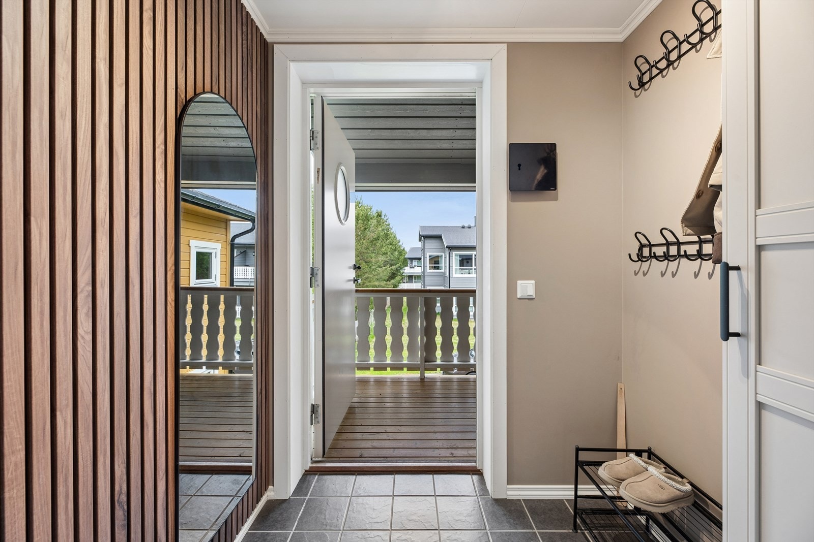 Rommet har flislagt gulv og en spilevegg som gir et moderne inntrykk. Galleribilde