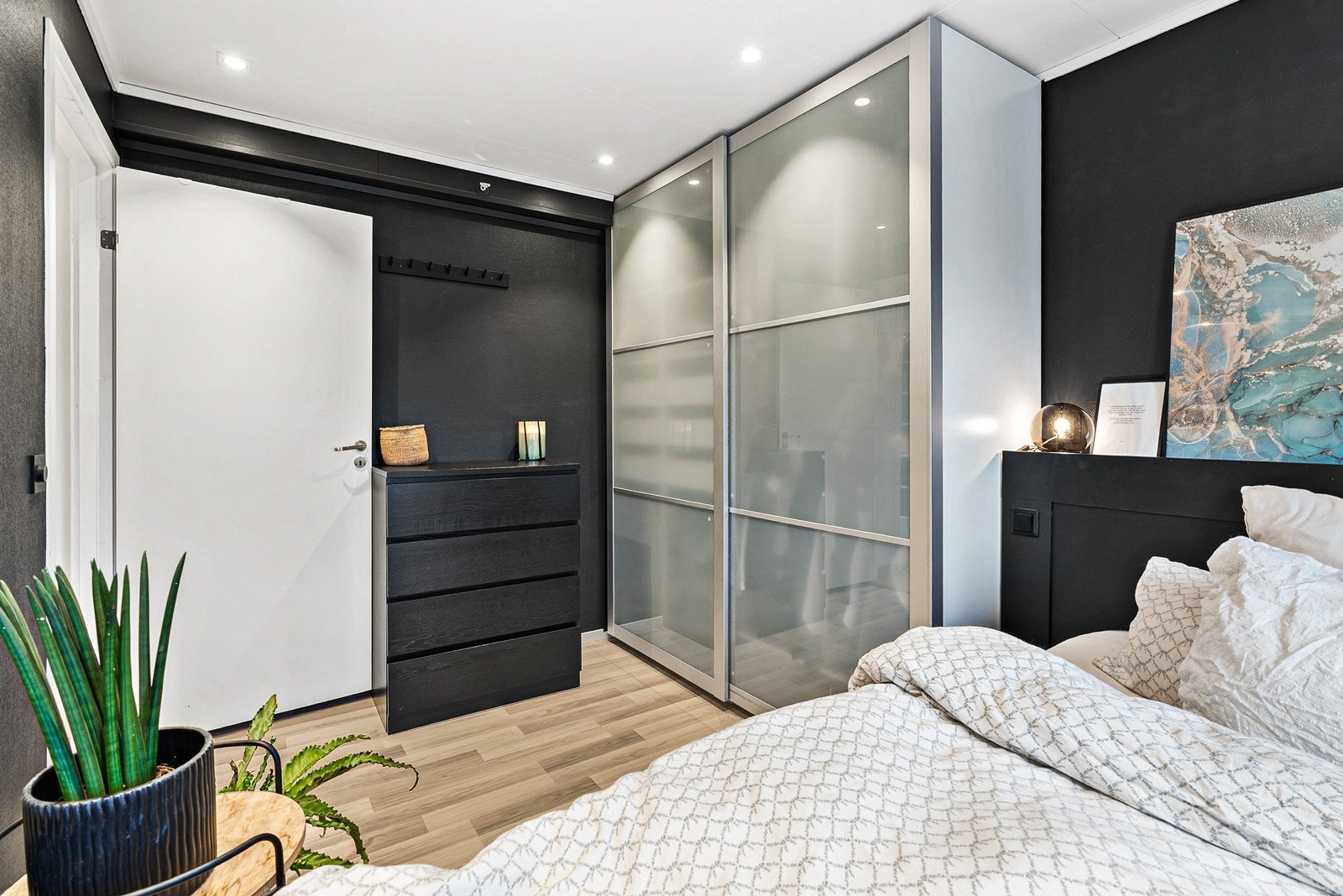 Rommet er godt utnyttet med stor skyvedørsgarderobe. Galleribilde
