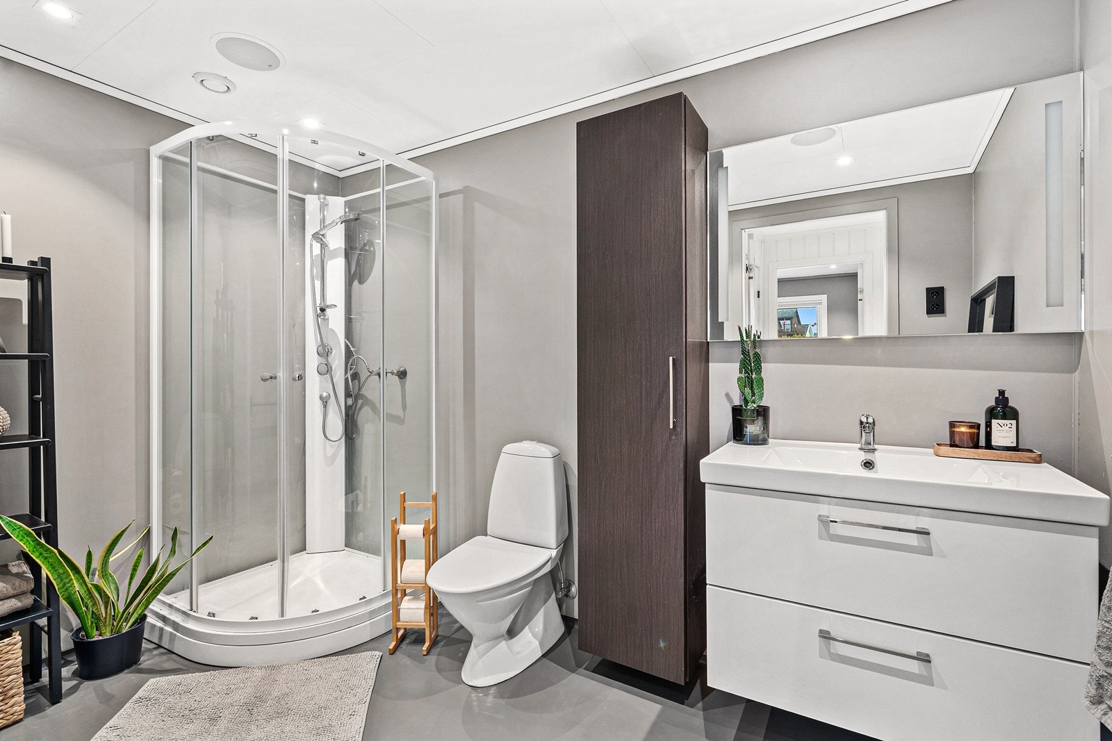 Badet har et ryddig og moderne uttrykk, samt innredet med gode oppbevaringsmuligheter. Galleribilde