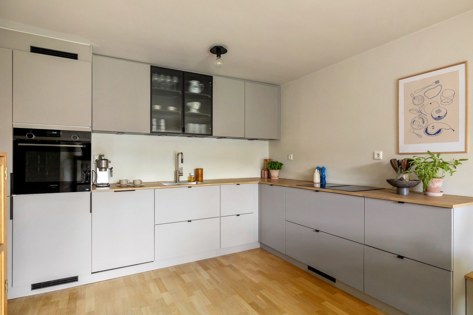 Det er godt med benkeplass med slitesterk laminat benkeplate, samt praktisk oppvaskkum med ettgreps blandebatteri Galleribilde