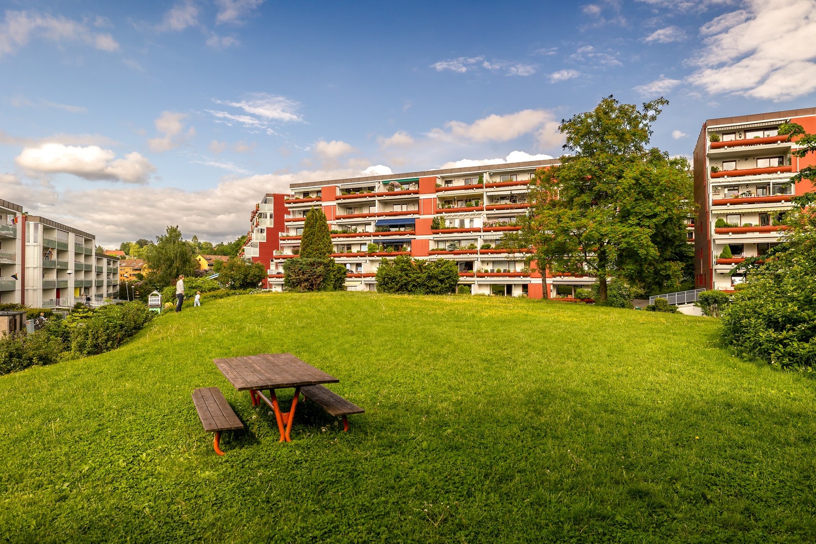 Leiligheten ligger i et meget attraktivt, sentralt og likevel rolig boligområde på Skøyen Terrasse i Oslo. Nærområdet er grønt og trivelig, med flere lekeplasser, ballbaner og parker i kort gangavstand Galleribilde