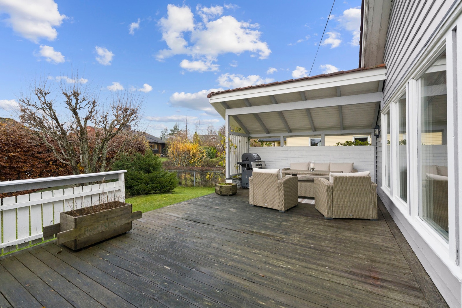 Stor terrasse på ca. 31 m² med sol fra formiddag til kveld Galleribilde