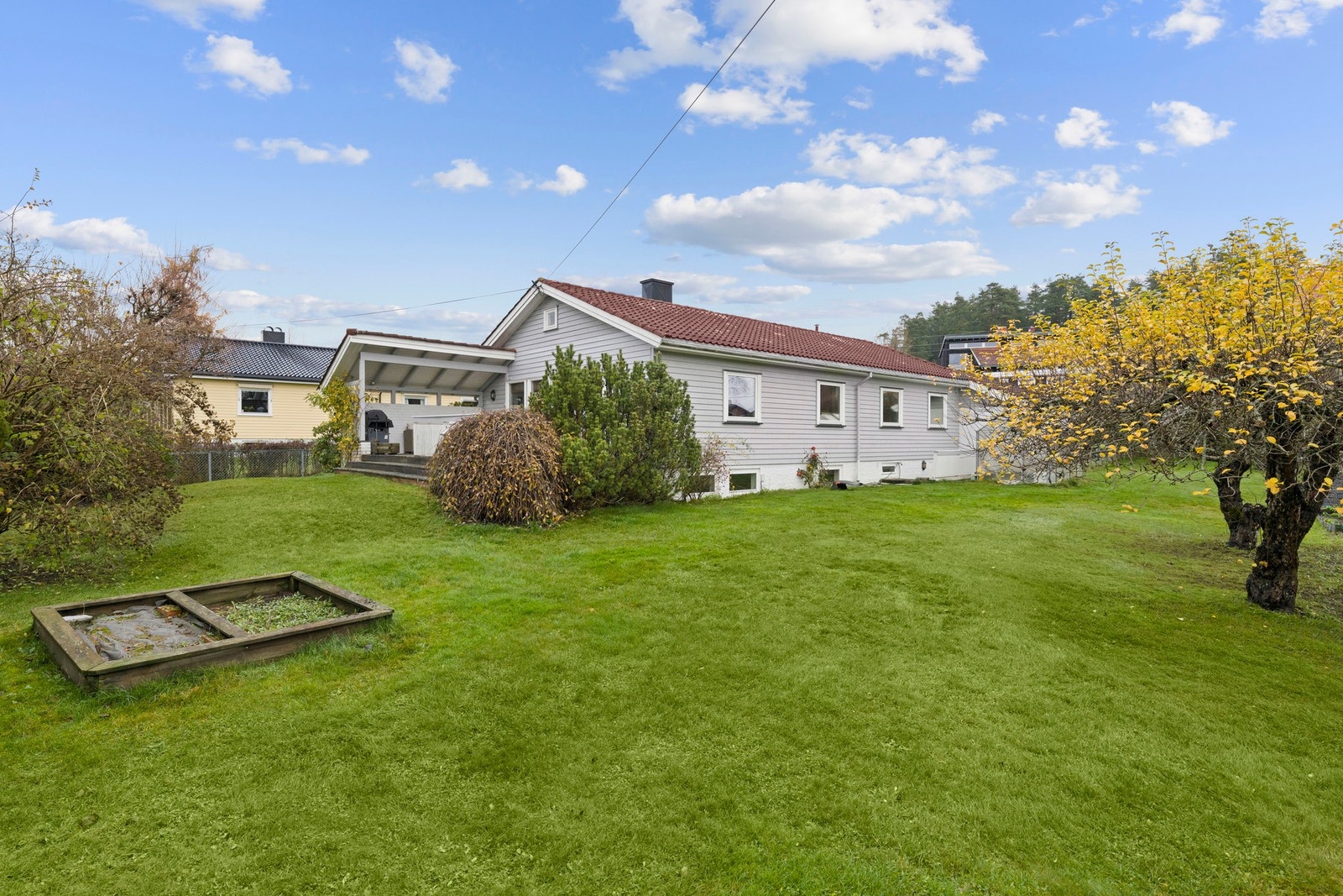 Stor, flat og pent opparbeidet tomt på over 1 mål - ideell for lek og aktiviteter. Galleribilde