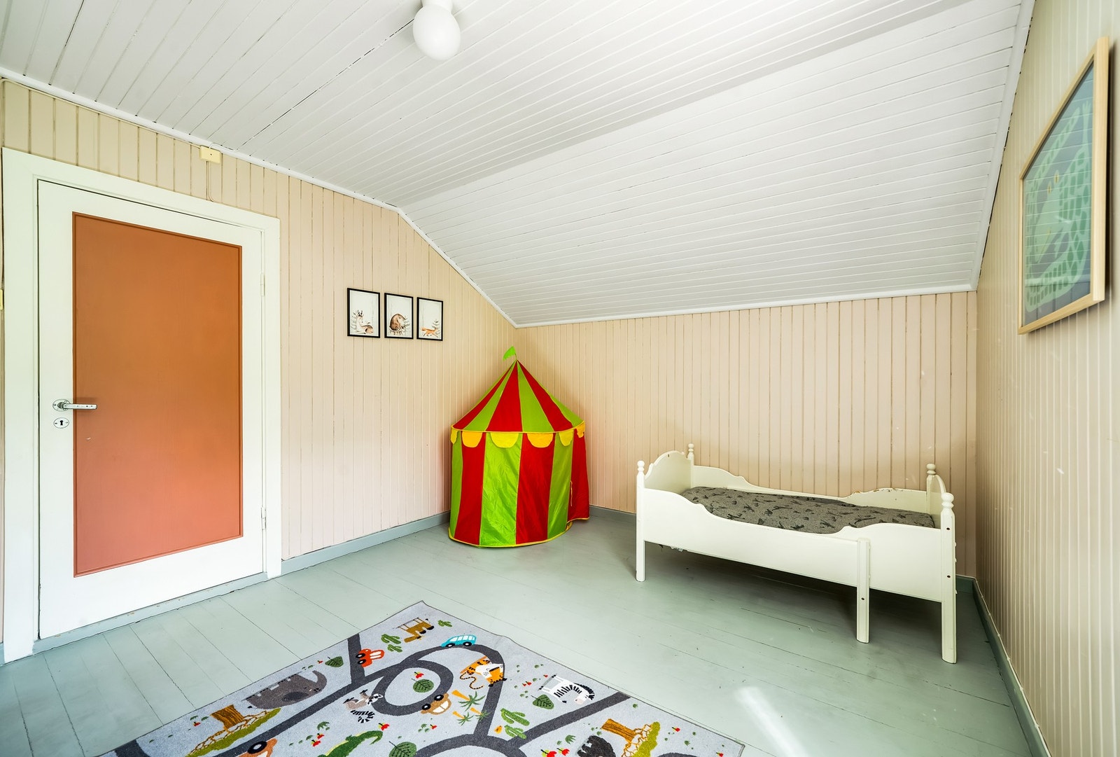 Soverom 3, med god plass til både seng, oppbevaringsløsninger og ekstra møblering. Galleribilde