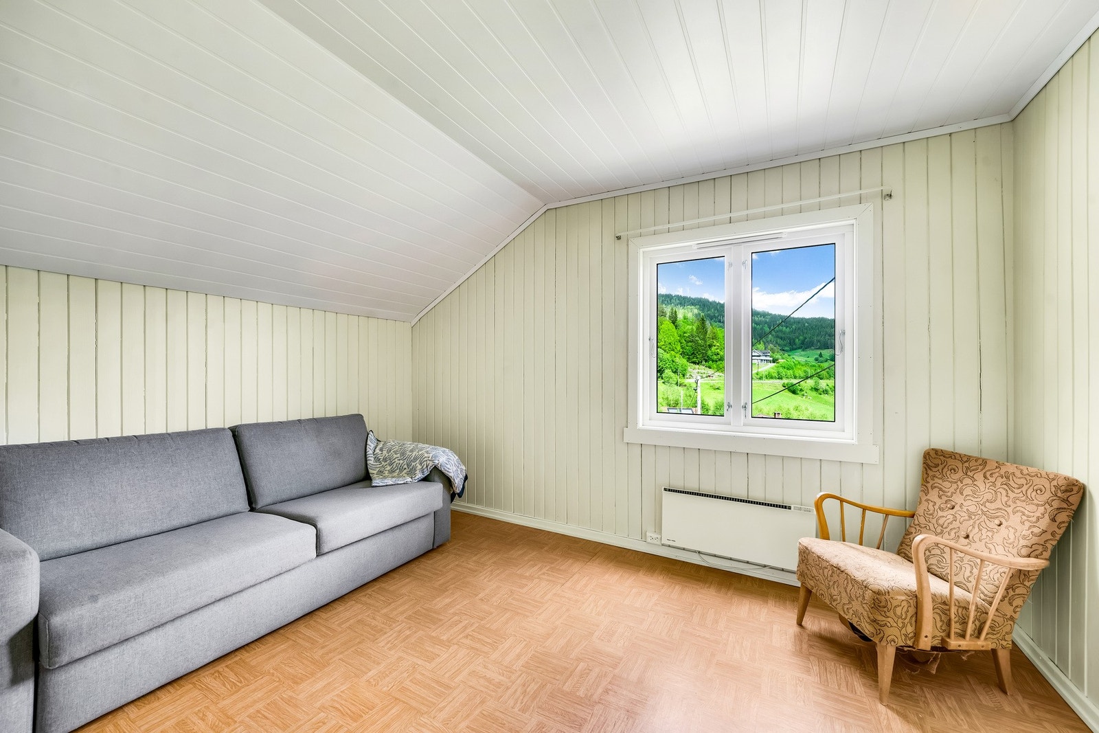 Soverom 4. Luftig soverom med god plass til møblering etter behov. Galleribilde