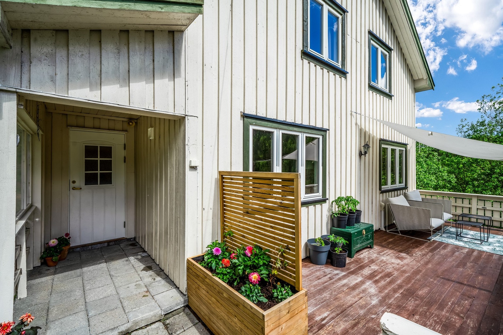 Ved inngangen er det en solrik terrasse. Galleribilde